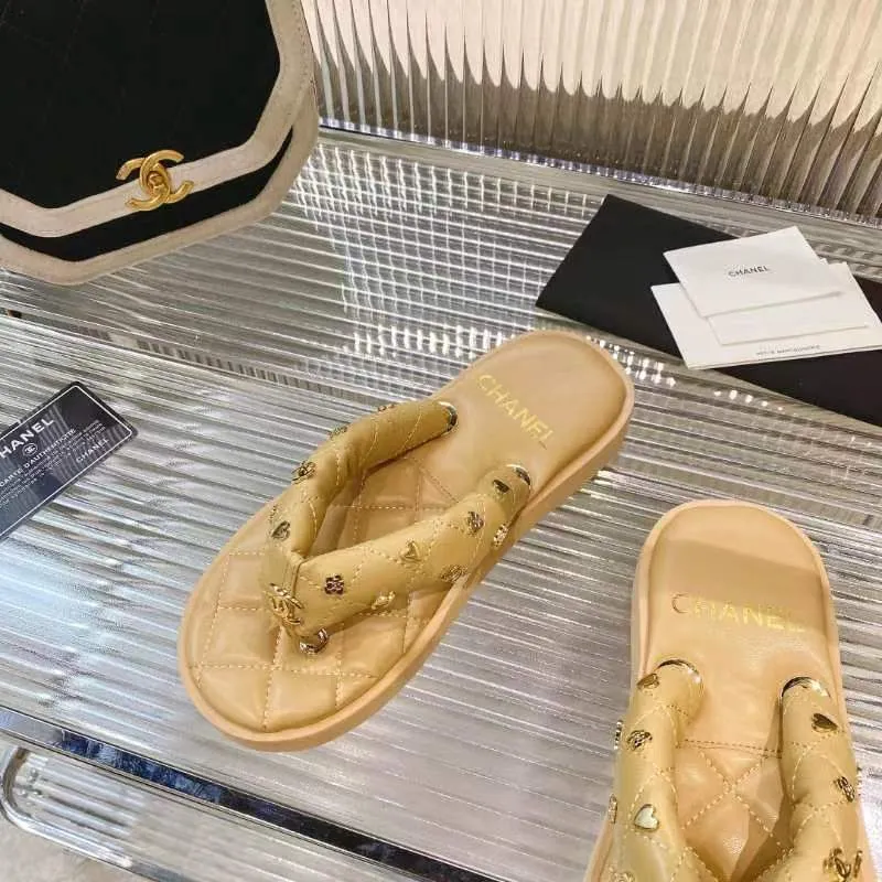 👟👟Ex-factory price 460👟👟 CHANEL 2022SS C Jia Xiaoxiang new summer bread slippers flip-flops flip-flops beach sandals original 7100 purchase development production Xiaoxiang 2023 summer hot style bread slippers irresistibly cute! The color of macarons and ice cream combined with the chubby figure is like stepping on bread or clouds ☁️Super strong wrapping feeling!  Fabric: Original customized super soft sheepskin Lining: Original customized super soft sheepskin Sole: Exclusive molded ultra-light foam outsole Sole thickness: 2CM Size: 35-40